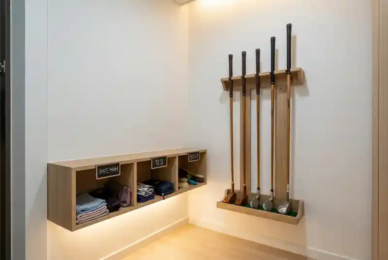 깨끗하게 정리된 파크골프채 보관 공간