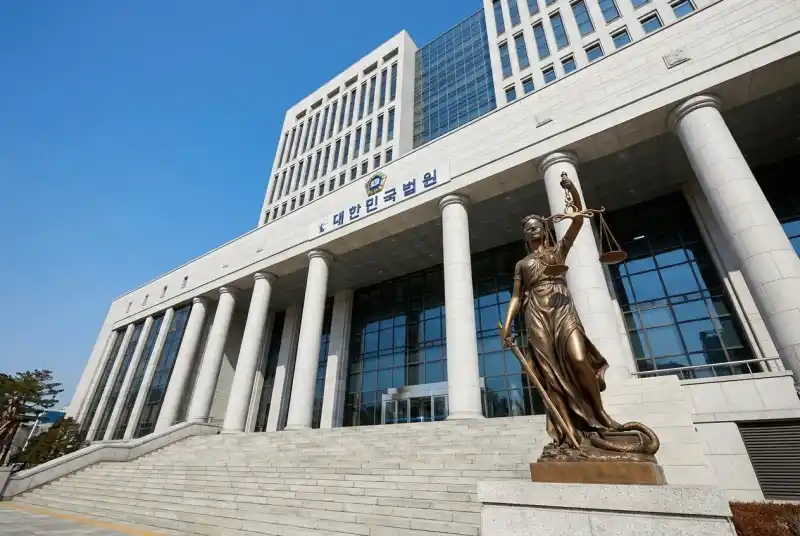 법원 건물과 정의의 여신상