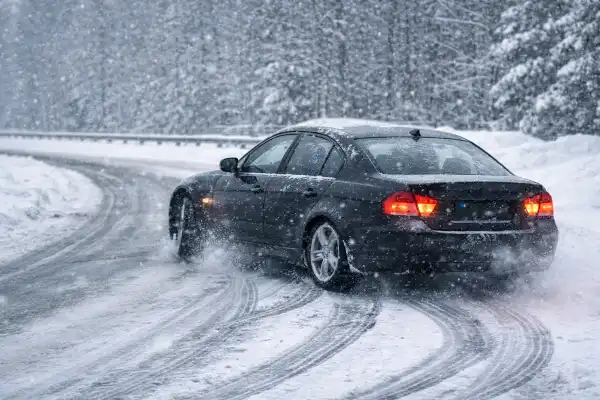 빙판길 사고 어떻게 막을까? 겨울철 안전 완벽 가이드