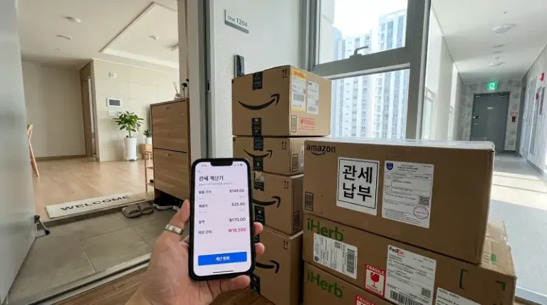 한국 아파트 현관 앞에 Amazon과 iHerb 로고가 보이는 국제 배송
